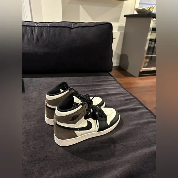 Women’s Jordan 1 Retro High Dark Mocha - Picture 7 of 10